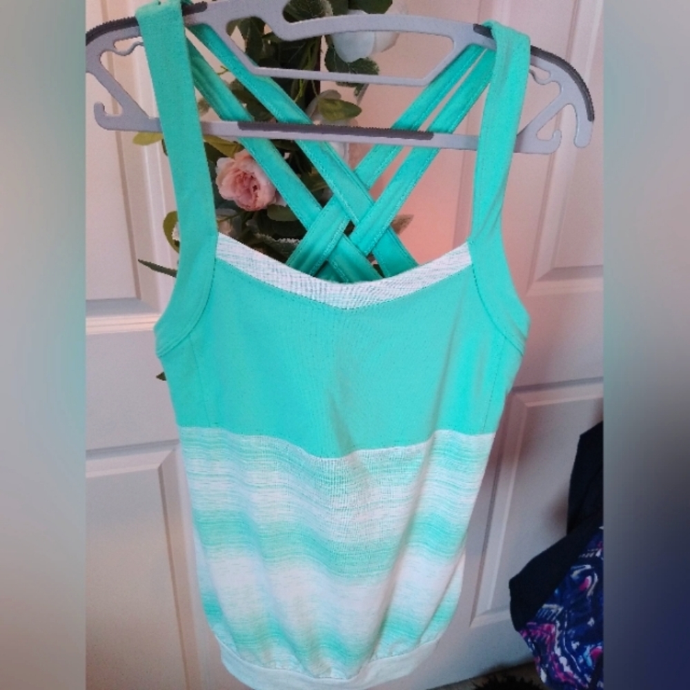 🥂 Athleta strappy back striped activewear tank with built in bra, size M.